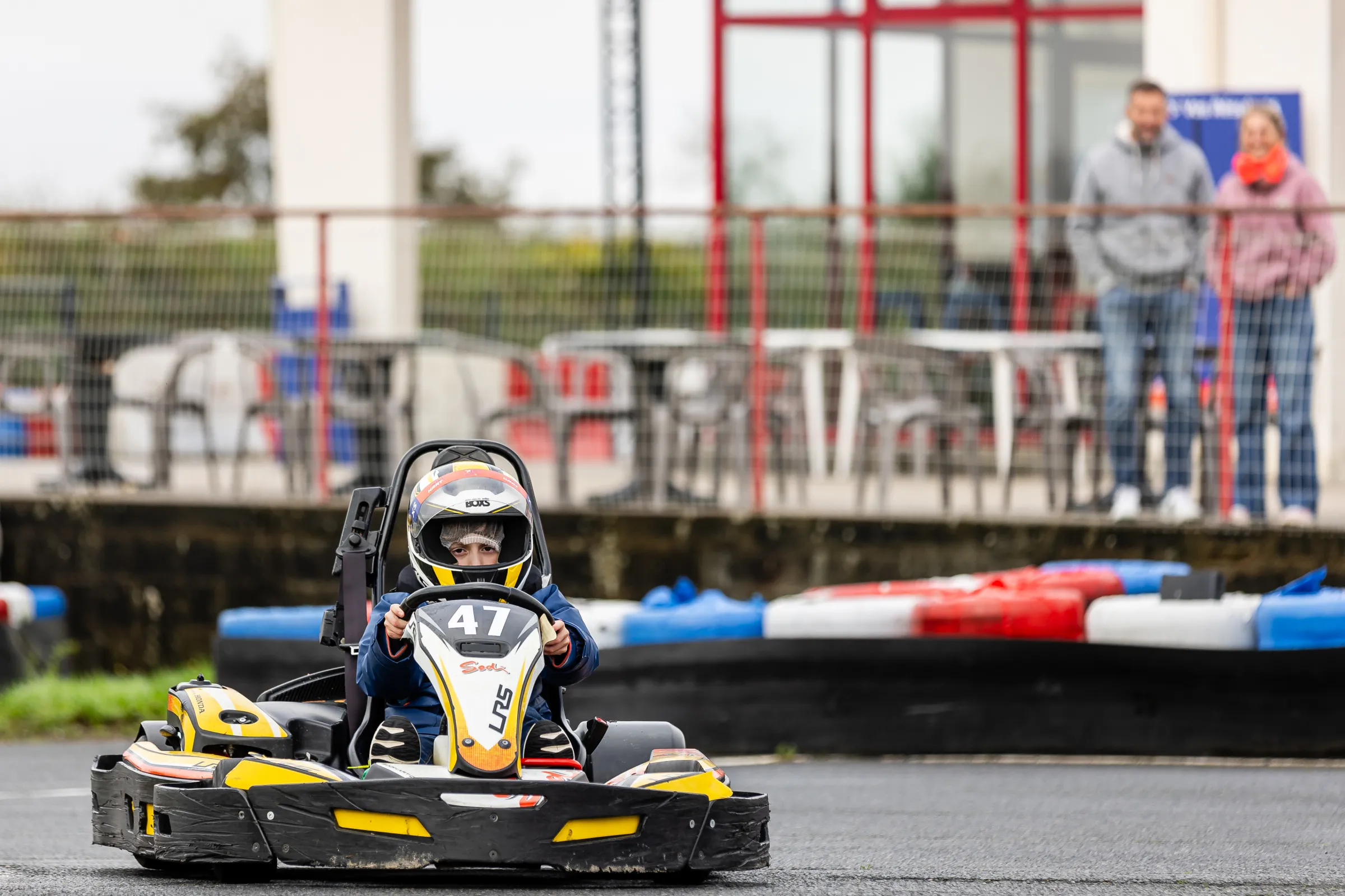 Enfant dans un kart
